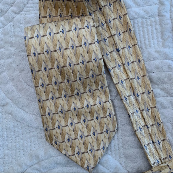 Arrow Gold Silk Patterned Tie - Picture 6 of 11